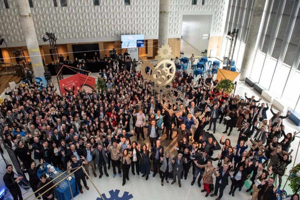 Tous les invités du lancement de la grande campagne philanthropique L'heure est brave prennent la pose.