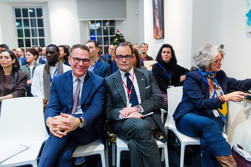 De gauche à droite : Michael Pecho, vice recteur à la philanthropie ; Michael Penner, président de Partners Group Canada ; Valérie Amiraux, vice rectrice aux partenariats communautaires et internationaux